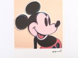 Reproduction artistique de Mickey Mouse sur fond blanc avec un arrière-plan jaune