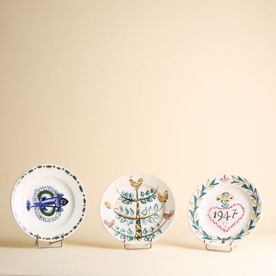trois assiettes ornées de motifs différents