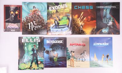 beaucoup de livres accrochés au mur de la pièce
