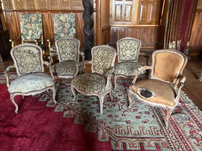 six chaises dans une pièce où il y a un tapis au sol
