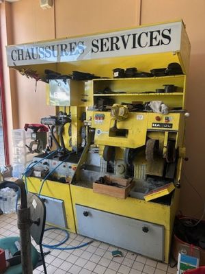 une machine jaune qui se trouve dans une pièce