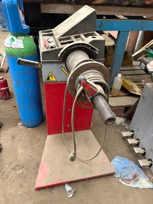 une machine posée par terre à côté de déchets