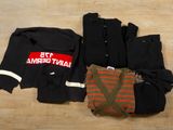 un tas de vêtements posé par terre