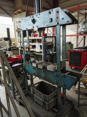 une photo d'une machine dans une usine, entourée de nombreux outils