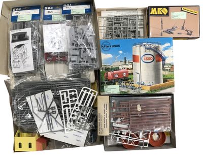 une boîte remplie de trains miniatures de toutes sortes et d'autres objets