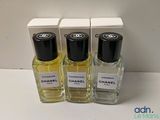 trois flacons de parfum Chanel posés les uns à côté des autres