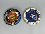 deux assiettes ornées d'une horloge, posées sur une table