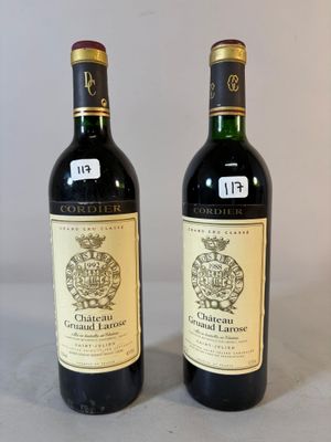 deux bouteilles de vin posées l'une à côté de l'autre sur une table