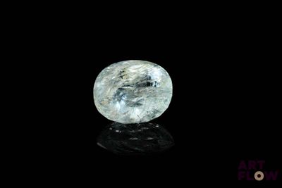 une image représentant un diamant bleu sur un fond noir