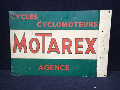 une ancienne enseigne Motorex est représentée sur un fond noir