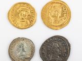 trois pièces d'or et d'argent, dont l'une représente un buste et l'autre un buste