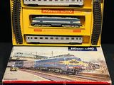 une boîte jaune sur laquelle est représenté un train bleu et jaune