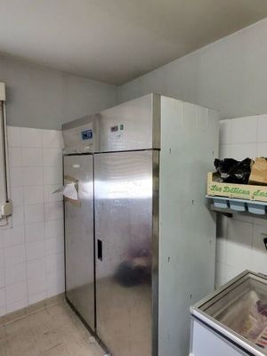 une image d'une cuisine avec un réfrigérateur et un évier