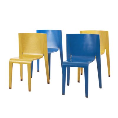 trois chaises en plastique de couleurs différentes, placées les unes à côté des autres sur une surface blanche
