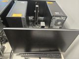 beaucoup d'ordinateurs posés sur un bureau