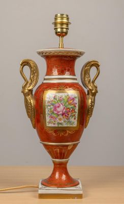 LIMOGES. Lampe à poser en porcelaine polychrome orange et re…