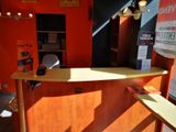 un comptoir en bois dans une pièce aux murs rouges