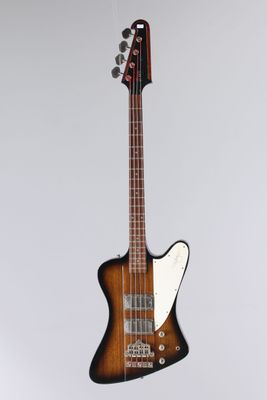 une guitare électrique suspendue à une corde fixée au mur