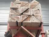 une pile de briques posée sur une palette