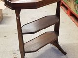 une table sur laquelle se trouve une étagère, dans une pièce