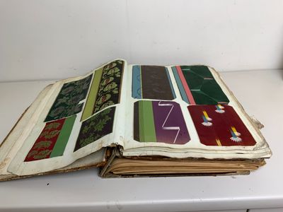 un livre ouvert sur une table