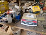 un établi encombré d'outils