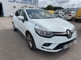 une voiture blanche garée devant un bâtiment dans un parking