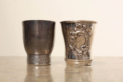une coupe en argent et une autre coupe en argent posées sur une table