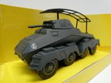 une maquette de véhicule militaire exposée dans une boîte jaune
