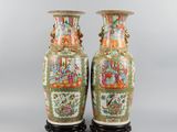 paire de vases chinois ornés de scènes peintes, sur des socles noirs