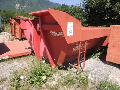 une benne rouge garée au bord de la route
