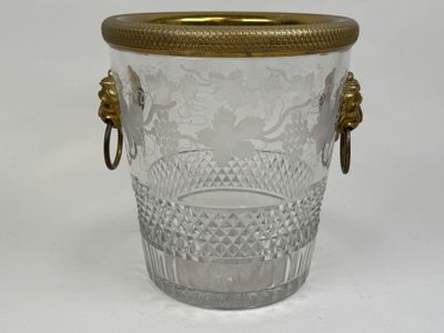 un vase en verre avec une anse dorée sur fond blanc