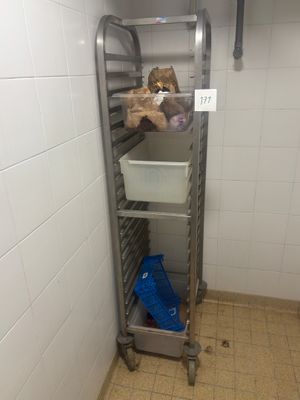 une photo d'une cuisine où l'on voit un panier rempli de nourriture posé par terre