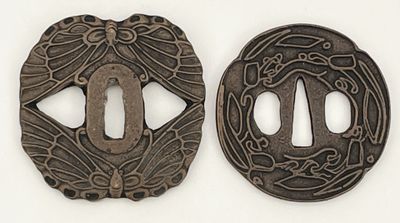 deux tsubas anciennes en fer ornées de motifs décoratifs