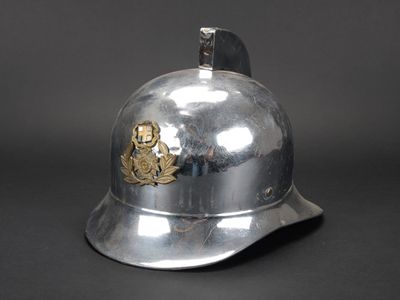 un casque argenté orné d'un emblème en or