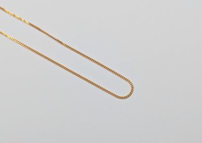 un collier en or auquel est attachée une chaîne