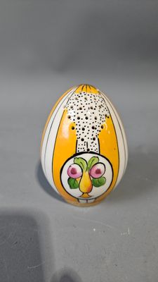 Amusante salière de forme œuf arlequin en porcelaine 1930