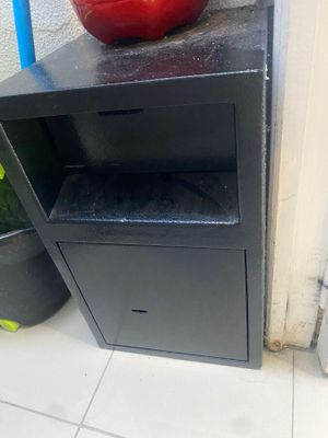 Petit coffre-fort noir à clef. - Photo 1