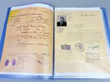 un passeport ouvert sur lequel figure la photo d'un homme