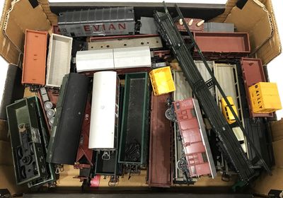 une boîte remplie de petits trains miniatures et d'autres objets divers