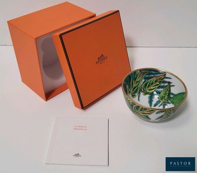 une boîte orange contenant un petit bol, posée sur une table