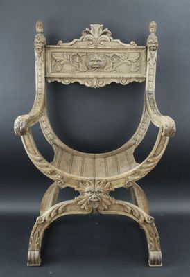 une chaise ancienne en bois dont le dossier est orné de sculptures élaborées