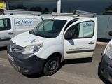 deux camionnettes garées l'une à côté de l'autre dans un parking