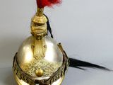 un casque doré surmonté d'une plume rouge