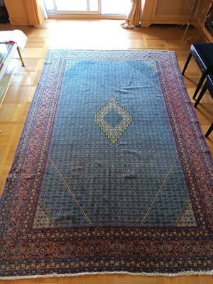 un tapis sur le sol d'un salon
