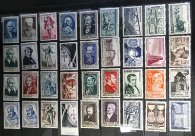 de nombreux timbres exposés au mur