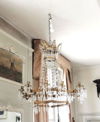 un lustre suspendu au plafond d'un salon