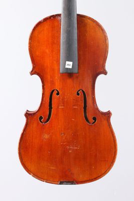 gros plan d'un violon avec un archet sur fond blanc