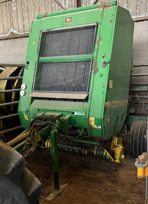 un tracteur garé à l'intérieur d'un bâtiment