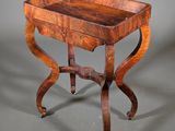 une petite table en bois surmontée d'un tiroir